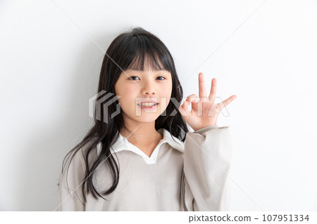 微笑的女孩給出 OK 的手勢 微笑的女孩給出 OK 的手勢 107951334