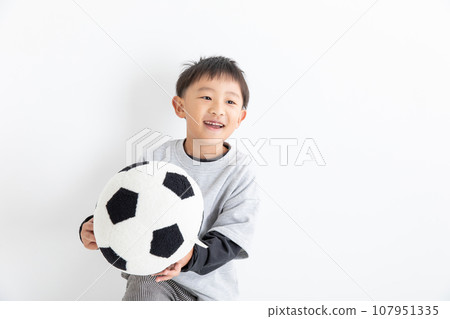 有足球的男孩 有足球的男孩 107951335