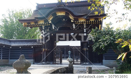 The Karamon gate of Shokoji Temple, a national treasure in Takaoka 107951691