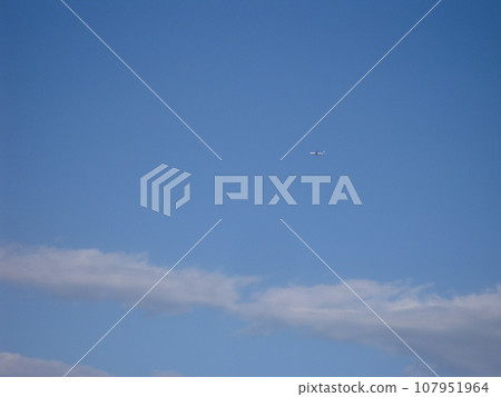 風景攝影飛機在藍天飛行 風景攝影飛機在藍天飛行 107951964
