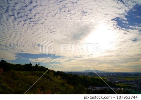 Evening with scaly clouds before sunset, Kizugawa City Castle Park Evening with scaly clouds before sunset, Kizugawa City Castle Park 107952744