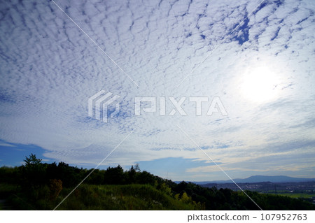 Evening with scaly clouds before sunset, Kizugawa City Castle Park Evening with scaly clouds before sunset, Kizugawa City Castle Park 107952763