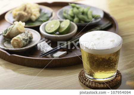 喝啤酒毛豆炒磯邊當配菜與酒精（酒精點心的圖片）日本吃點心毛豆 107954094
