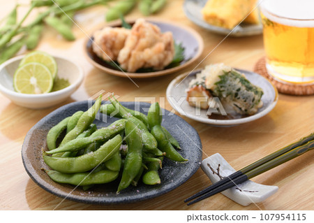 將毛豆與啤酒一起佐酒（想想酒精的零食） 鹽煮毛豆 豆類 毛豆零食 107954115