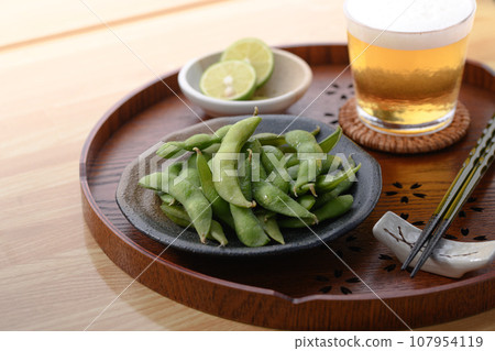 Serve edamame as an accompaniment to alcohol with beer (think snacks for alcohol) Boiled edamame with salt Beans Edamame Snacks 107954119