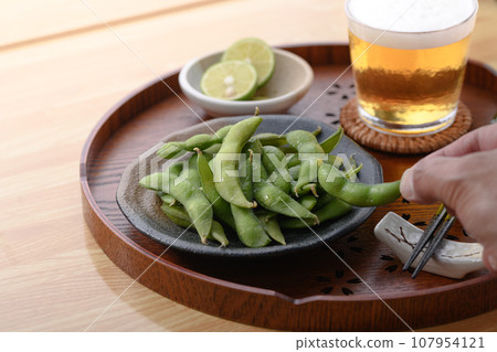 Serve edamame as an accompaniment to alcohol with beer (think snacks for alcohol) Boiled edamame with salt Beans Edamame Snacks 107954121