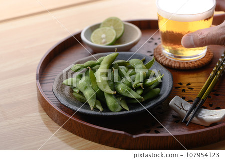 將毛豆與啤酒一起佐酒（想想酒精的零食） 鹽煮毛豆 豆類 毛豆零食 107954123