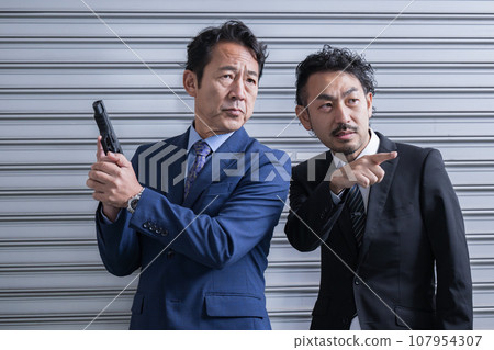 Image of a buddy from a detective drama: Scene where he finds the culprit 107954307