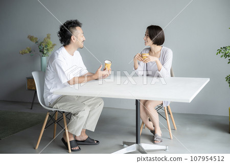 夫妻倆聊天，在家快樂地看著對方 107954512