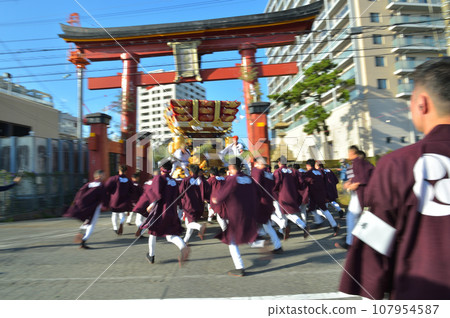 Autumn festival at Umi Shrine - Shrine entrance scene with futon drums played by parishioners Autumn festival at Umi Shrine - Shrine entrance scene with futon drums played by parishioners 107954587