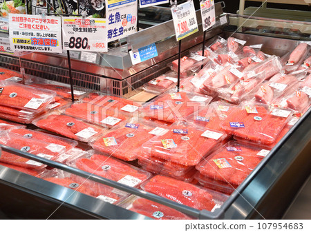超市貨架上整齊地陳列著新鮮的鮭魚、肌子刺身等。 超市貨架上整齊地陳列著新鮮的鮭魚、肌子刺身等。 107954683