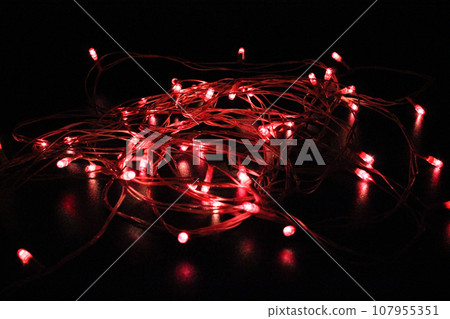 Light bulbs on dark background with selective focus 107955351