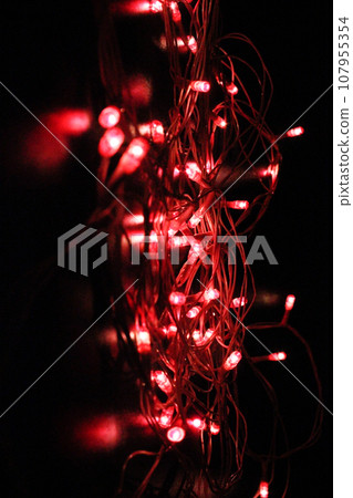 Light bulbs on dark background with selective focus Light bulbs on dark background with selective focus 107955354