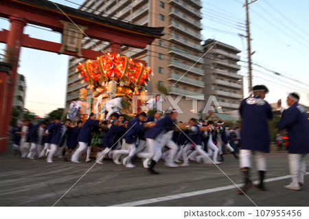 神戶市垂海區海神社的秋季祭典。神社入口場景，蒲團太鼓和神社教民奔跑 107955456