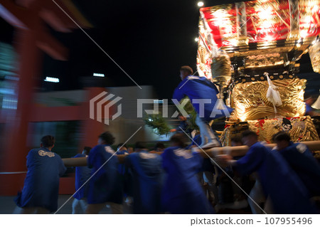 神戶市垂海區海神社的秋季祭典。神社入口場景，蒲團太鼓和神社教民奔跑 107955496