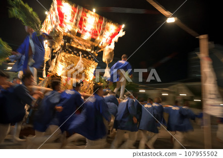 神戶市垂海區海神社的秋季祭典。神社入口場景,蒲團太鼓和神社教民奔跑 神戶市垂海區海神社的秋季祭典。神社入口場景,蒲團太鼓和神社教民奔跑 107955502