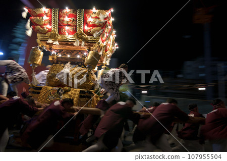 Autumn festival at Umi Shrine in Tarumi Ward, Kobe City. Shrine entrance scene with futon taiko and shrine parishioners running Autumn festival at Umi Shrine in Tarumi Ward, Kobe City. Shrine entrance scene with futon taiko and shrine parishioners running 107955504