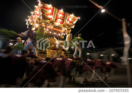 神戶市垂海區海神社的秋季祭典。神社入口場景,蒲團太鼓和神社教民奔跑 神戶市垂海區海神社的秋季祭典。神社入口場景,蒲團太鼓和神社教民奔跑 107955505