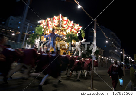 神戶市垂海區海神社的秋季祭典。神社入口場景，蒲團太鼓和神社教民奔跑 107955506