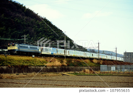 2002年飛鳥EF651125號客廳列車在東海道線運行 107955635
