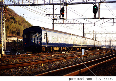 2002年 彗星14系、15系藍色列車在東海道線運行 107955739