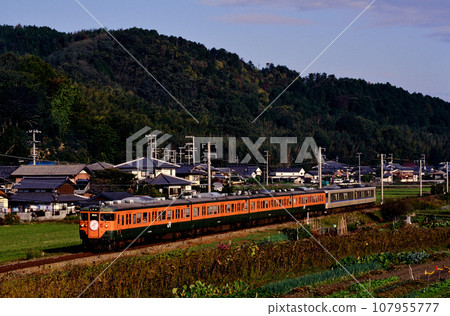 2002: 6 cars of the 113 series local train running on the Sanin Line 2002: 6 cars of the 113 series local train running on the Sanin Line 107955777