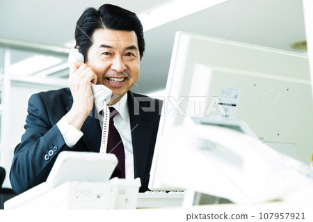 在辦公室工作的中年商人 在辦公室工作的中年商人 107957921