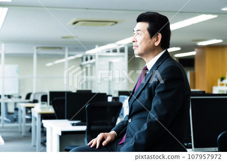 Middle-aged male manager working in the office 107957972