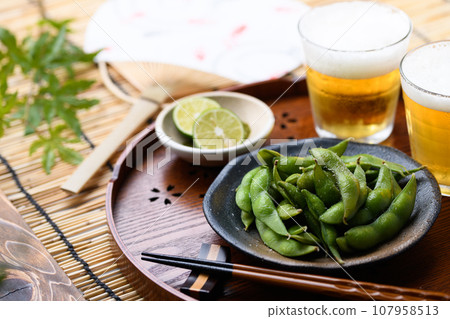Edamame and beer on a tray.As an accompaniment to alcohol (snacks for alcohol) Boiled edamame with salt Beans Edamame Sudare 107958513