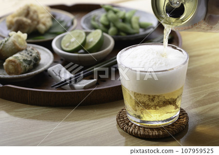 Pour beer Edamame Fried Isobe as a side dish with alcohol (Image of a snack with alcohol) Japanese food Beans Edamame Chikuwa Pour beer Edamame Fried Isobe as a side dish with alcohol (Image of a snack with alcohol) Japanese food Beans Edamame Chikuwa 107959525