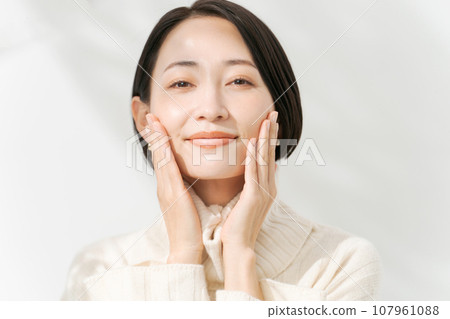 A woman in a white sweater 107961088