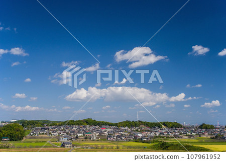 [Background material] Residential area with blue sky 107961952