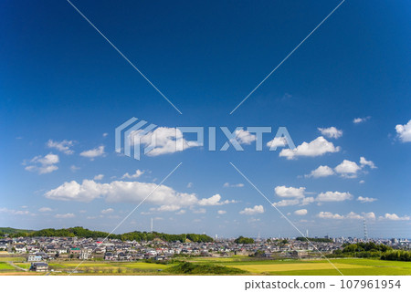 [Background material] Residential area with blue sky 107961954