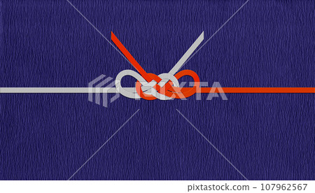 傳統的深藍色和紙與紅色和銀色的水引，一個持久的“淡路結”，帶來好運。 107962567