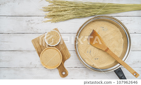 Roasted rice bran (roasted rice bran) image | Rice bran, brown rice, and ears of rice Roasted rice bran (roasted rice bran) image | Rice bran, brown rice, and ears of rice 107962646