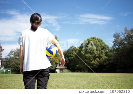 在一個大而美麗的草地公園打排球 107962810