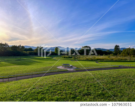 河床公園和秋天的天空 107963031