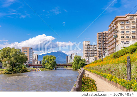 Kitakami River and Mt. Iwate seen from Kaiun Bridge, Kaiun Bridge flowerbed and promenade, the main entrance to Morioka 107964084