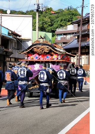 A festival to thank the gods for a bountiful harvest...One of Japan's three major fight festivals [Iizaka Onsen] Iizaka Fight Festival 107965729