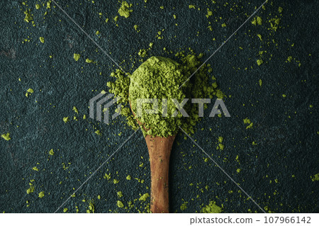 matcha powder tea in a wooden spoon 107966142