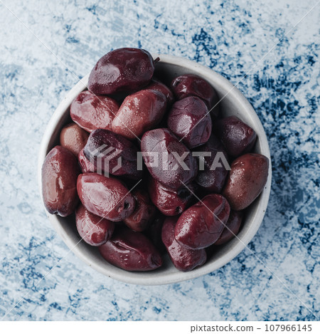 bowl with kalamata olives 107966145