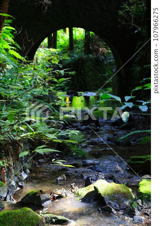 Scenery of arch bridge and mountain stream downstream of Shishigataki Falls, a tourist attraction in Moroyama Town 107966275