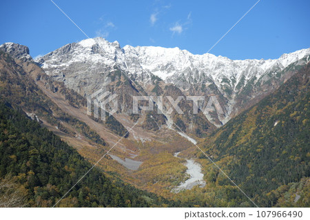 Hotaka mountain range covered in snow in late autumn 107966490