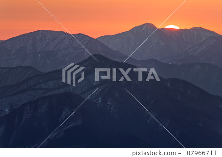從光峠看到的丹澤山脈和日嶽山脊的日出 107966711