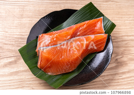 秋季鮭魚（魚片） 107966898