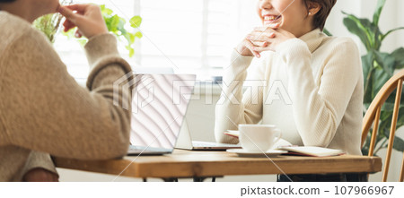 一個在咖啡館談話的女人 107966967