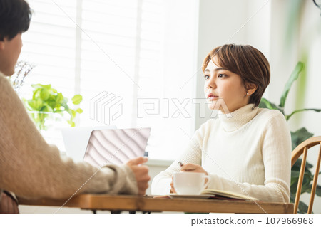 一對夫婦在咖啡館放鬆 107966968