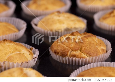 baked delicious and fresh cupcakes in cupcake molds 107966998