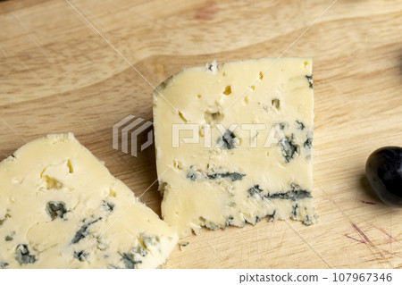 Blue mold cheese cut into pieces 107967346