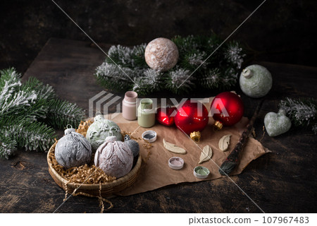 Process of reworking and reusing Christmas toys 107967483